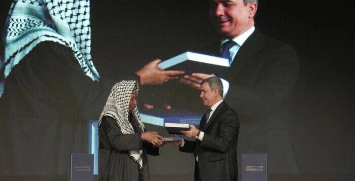 دبیرکل اوپک با لباس عراقی و ماموریتی غیر رسمی اما جدی در بغداد