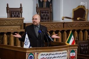 مالیات فعالیت های تولیدی را به حداقل می رسانیم / امروز در جنگ اقتصادی ما باید پشتیبان اصناف باشیم