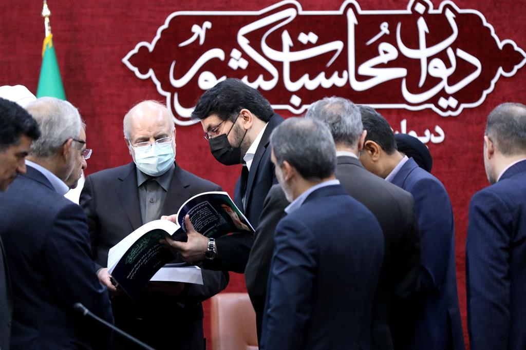 بذرپاش:برنامه ریزی جدید برای نظارت دیوان محاسبات بر شرکت های دولتی آغاز شده است/هدف اصلی ما اصلاح ساختار بودجه ریزی و بهبود عملکرد نظام مالی کشور است قالیباف: دیوان محاسبات به عنوان یک نهاد نظارتی پیشرو، در مسیر تحولی خوبی حرکت می کند