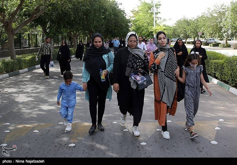 عکس/ پیاده روی خانوادگی باغبانان نمونه مشهد