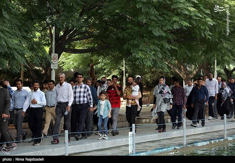 عکس/ پیاده روی خانوادگی باغبانان نمونه مشهد