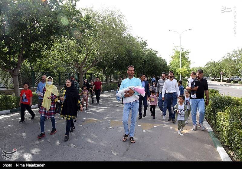عکس/ پیاده روی خانوادگی باغبانان نمونه مشهد