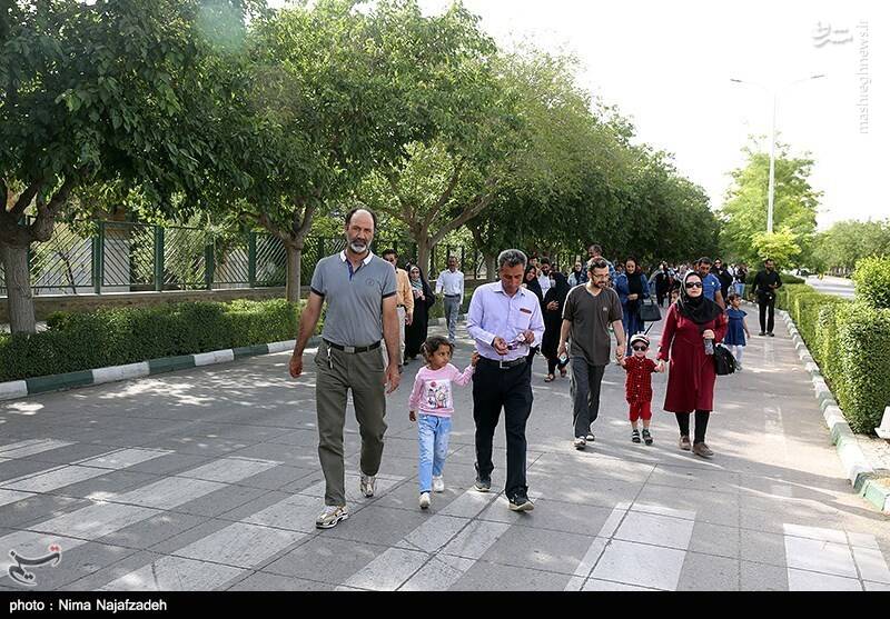 عکس/ پیاده روی خانوادگی باغبانان نمونه مشهد
