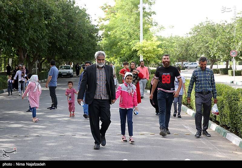 عکس/ پیاده روی خانوادگی باغبانان نمونه مشهد