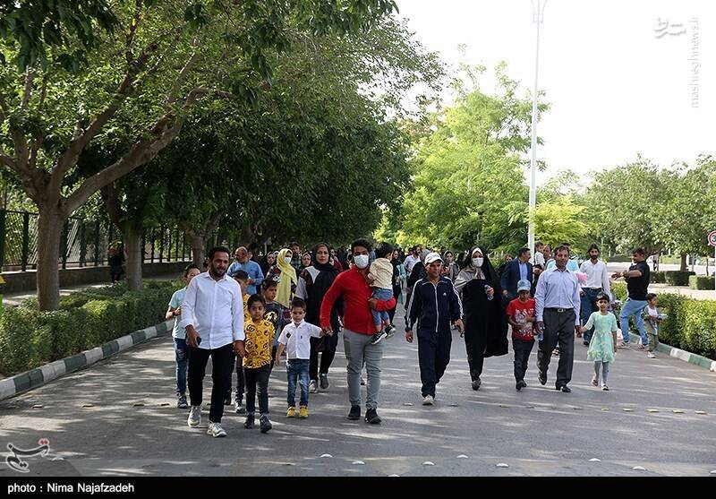 عکس/ پیاده روی خانوادگی باغبانان نمونه مشهد