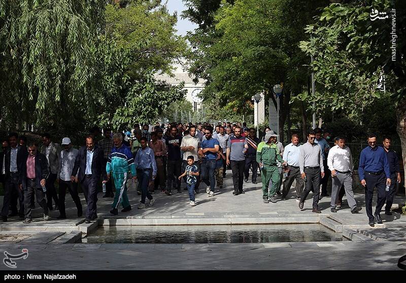 عکس/ پیاده روی خانوادگی باغبانان نمونه مشهد