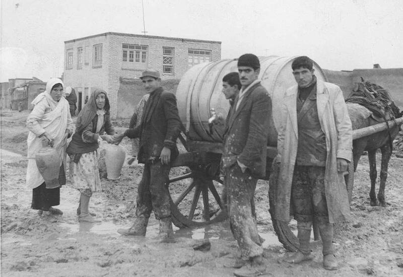 وقتی آب تهران با بشکه به دست مردم میرسید +عکس