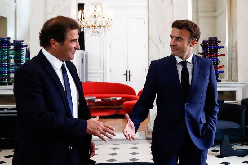 «ماکرون متکبر» در منگنه چپ و راست