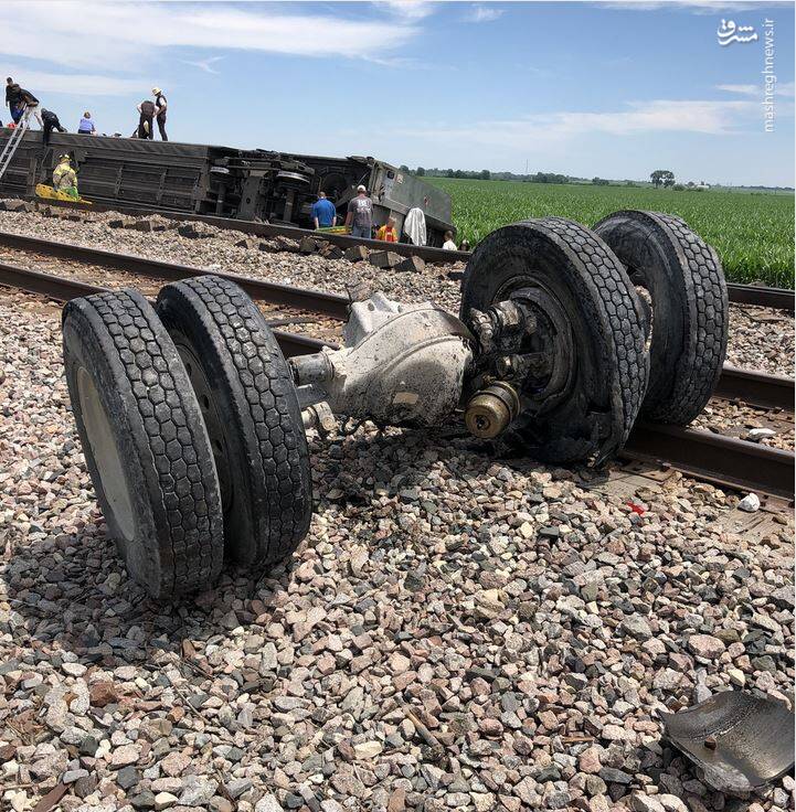 خروج قطار مسافربری از ریل در پی برخورد به کامیون کمپرسی +فیلم