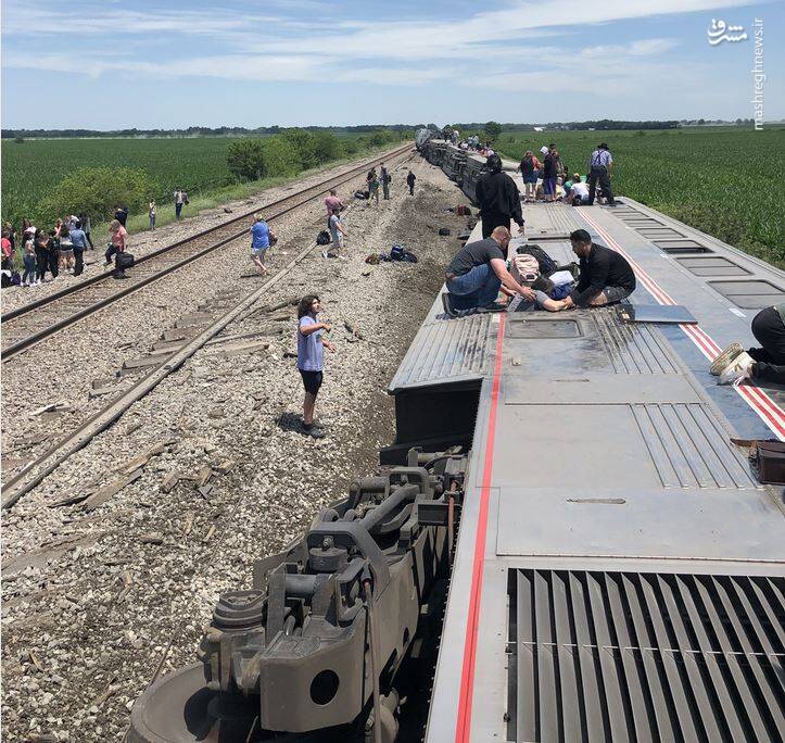 خروج قطار مسافربری از ریل در پی برخورد به کامیون کمپرسی +فیلم