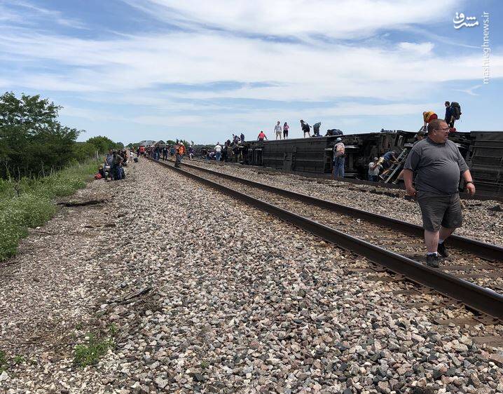 خروج قطار مسافربری از ریل در پی برخورد به کامیون کمپرسی +فیلم
