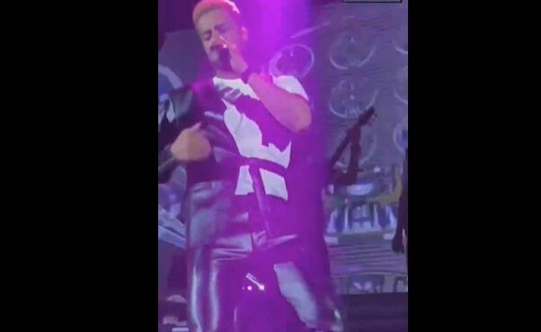 تقلید عجیب یک خواننده از لباس یکی از اعضا «بیتیاس» در کنسرت!/آسیبشناسی «لباس مفهومی»