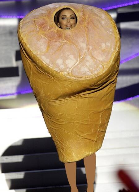 تقلید عجیب یک خواننده از لباس یکی از اعضا «بیتیاس» در کنسرت!/آسیبشناسی «لباس مفهومی»