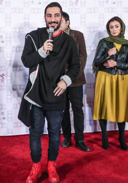 تقلید عجیب یک خواننده از لباس یکی از اعضا «بیتیاس» در کنسرت!/آسیبشناسی «لباس مفهومی»