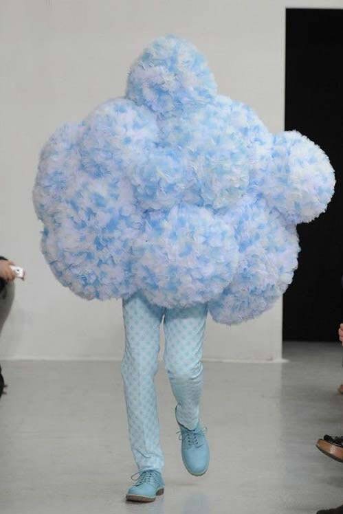 تقلید عجیب یک خواننده از لباس یکی از اعضا «بیتیاس» در کنسرت!/آسیبشناسی «لباس مفهومی»