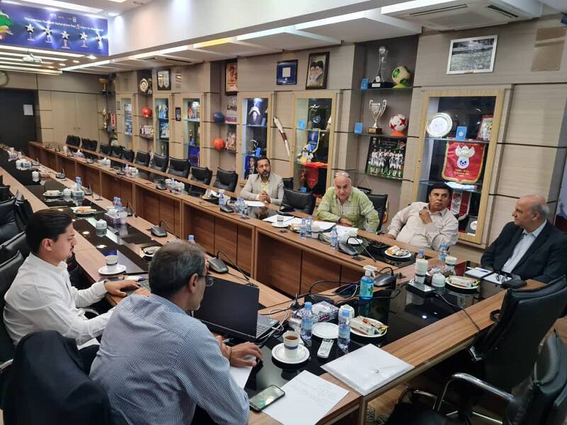 پاسخگویی مهدوی کیا در جلسه کمیته فنی