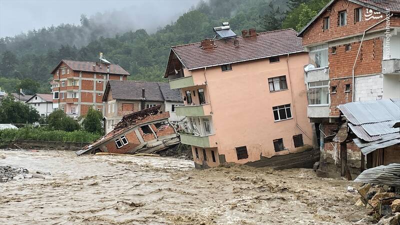 عکس/ سیل در ترکیه موجب ریزش خانهها شد