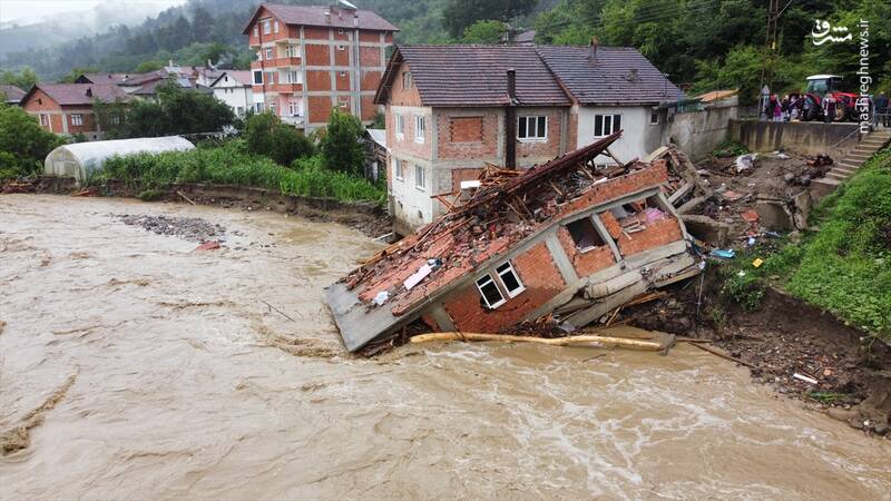 عکس/ سیل در ترکیه موجب ریزش خانهها شد