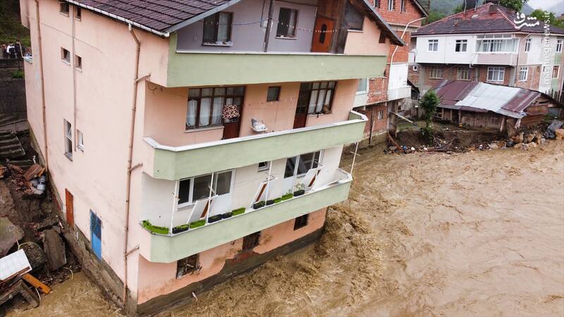 عکس/ سیل در ترکیه موجب ریزش خانهها شد