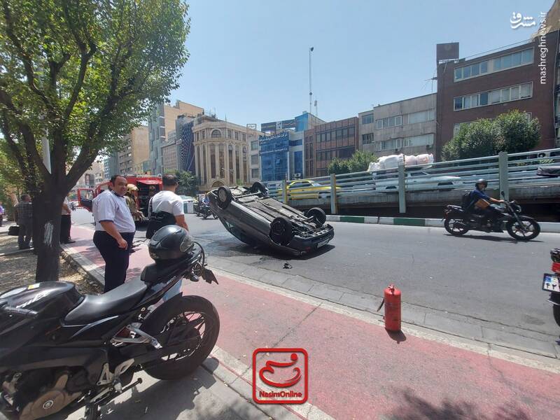 عکس/ واژگونی خودروی پراید در محدوده پل کریمخان