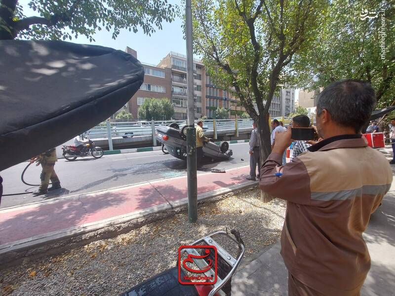 عکس/ واژگونی خودروی پراید در محدوده پل کریمخان