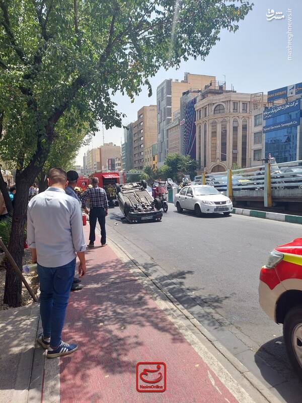 عکس/ واژگونی خودروی پراید در محدوده پل کریمخان