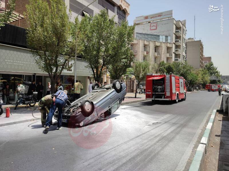 عکس/ واژگونی خودروی پراید در محدوده پل کریمخان