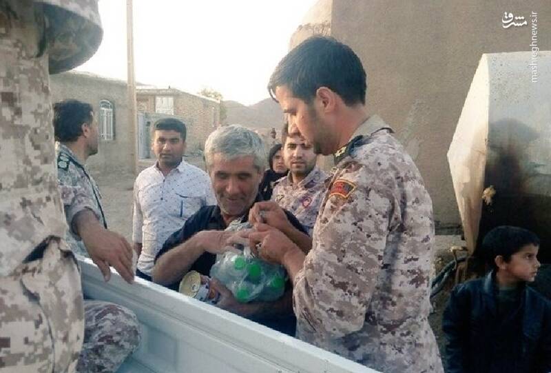 نیروهای سپاه در حال ضبط بطریهای آب زلزلهزدگان هرمزگان!+عکس