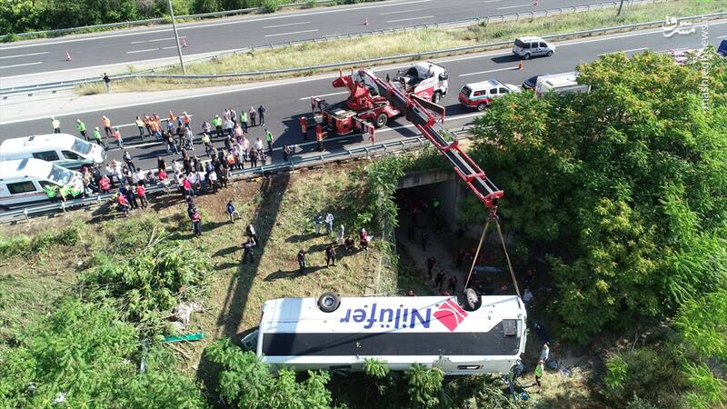 عکس/ واژگونی یک اتوبوس ۶ کشته برجای گذاشت