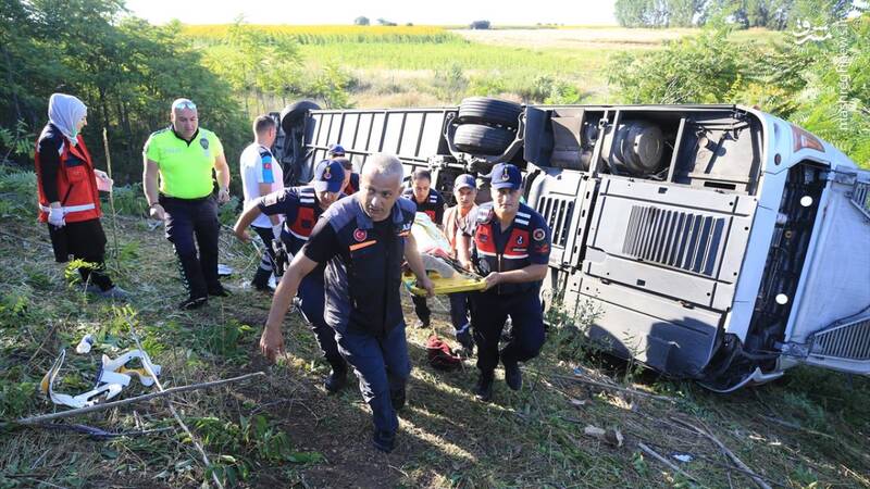 عکس/ واژگونی یک اتوبوس ۶ کشته برجای گذاشت