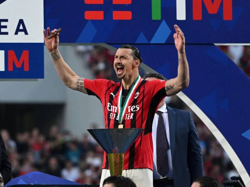 خداحافظی زلاتان به تعویق افتاد