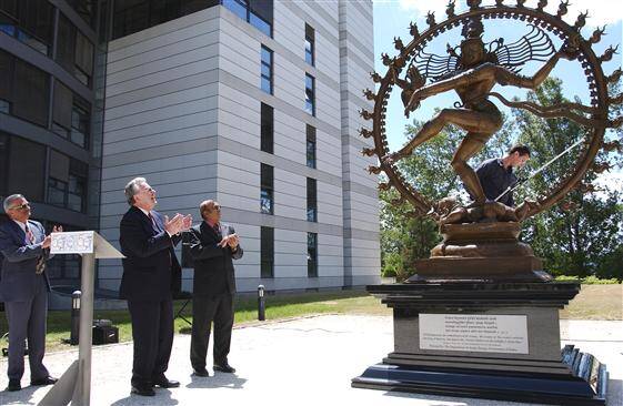 از «ذرّه خدا» تا «دروازه جهنم» / هشدار ترسناک استفن هاوکینگ درباره CERN چه بود؟ +عکس و فیلم