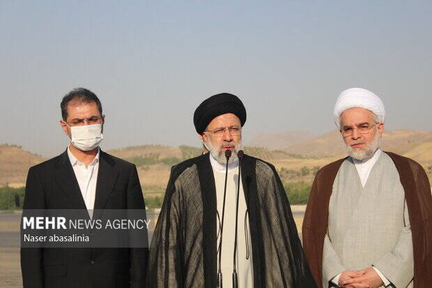 رفع محرومیت اولویت دولت در کردستان است/ بازدید از کارخانه قارچ