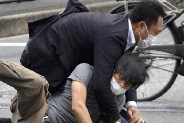 زخمی شدن نخست وزیر سابق ژاپن به ضرب گلوله/ وضع جسمانی «شینزو آبه» وخیم است + فیلم و عکس