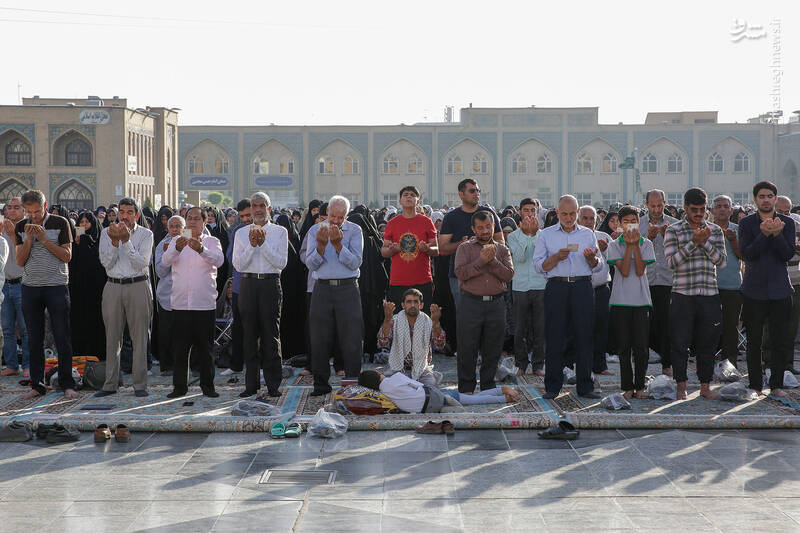 عکس/ اقامه نماز عید قربان در حرم رضوی