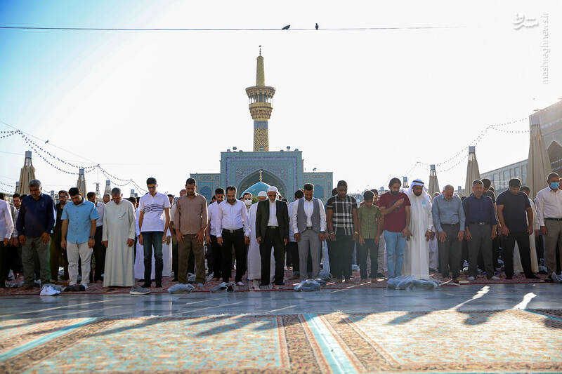 عکس/ اقامه نماز عید قربان در حرم رضوی