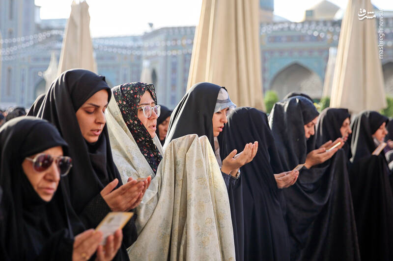 عکس/ اقامه نماز عید قربان در حرم رضوی