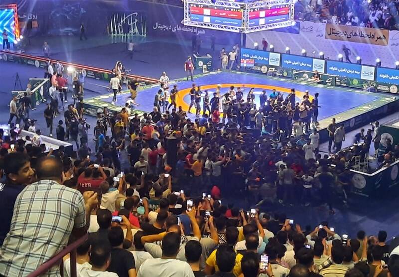 هجوم تماشاگران به سمت حسن یزدانی+ عکس