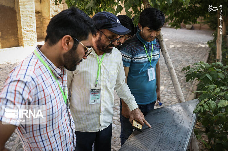 عکس/ بازدید گردشگری خارجی از اماکن تاریخی قزوین