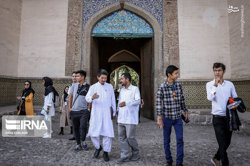 عکس/ بازدید گردشگری خارجی از اماکن تاریخی قزوین