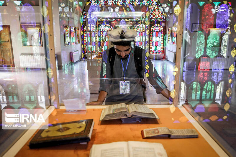 عکس/ بازدید گردشگری خارجی از اماکن تاریخی قزوین