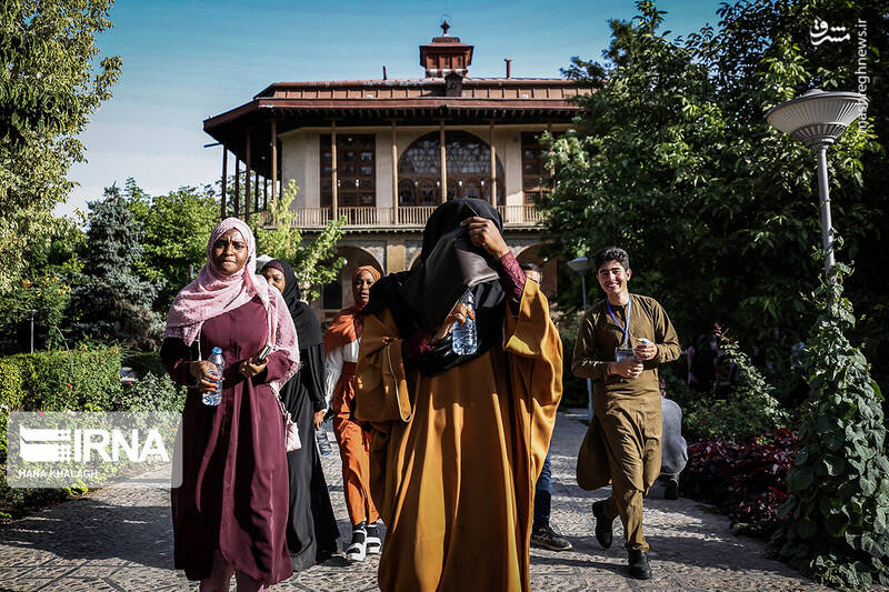 عکس/ بازدید گردشگری خارجی از اماکن تاریخی قزوین