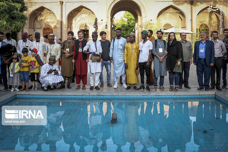 عکس/ بازدید گردشگری خارجی از اماکن تاریخی قزوین