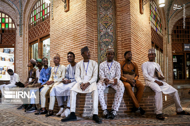 عکس/ بازدید گردشگری خارجی از اماکن تاریخی قزوین