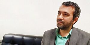 لبخند سه مرد لرزان مقابل دوربین