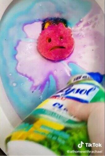 دستشوییهای رنگی و سمی | آموزش و ترویج یک کار عجیب و خطرناک در یک شبکه اجتماعی