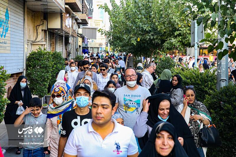 ساعات اولیه حضور مردم به سمت چهارراه ولیعصر از میدان فردوسی برای شرکت در مهمانی 10 کیلومتری  روز غدیر