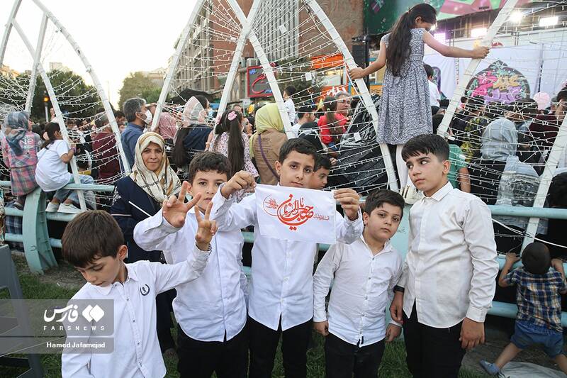 حضور کودکان و نوجوانان در مهمانی 10 کیلومتری عید غدیر-میدان  ولیعصر(عج)