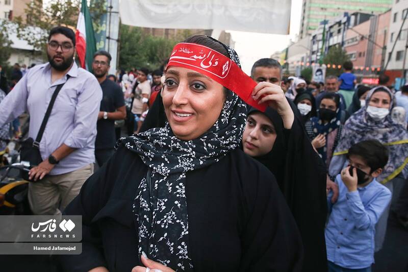 بستن سربند علی ولی الله در حاشیه مهمانی 10 کیلومتری مردم تهران