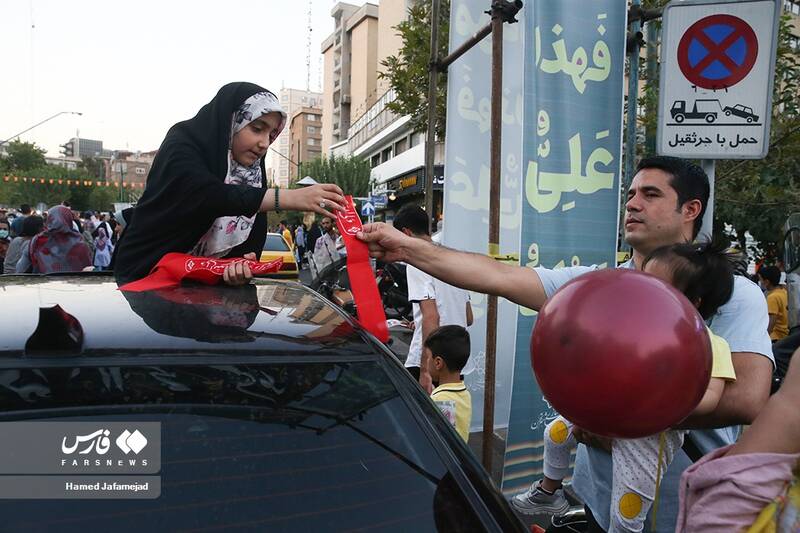 پخش سربند علی ولی الله در مهمانی 10 کیلومتری عید غدیر-خیابان ولیعصر(عج) 